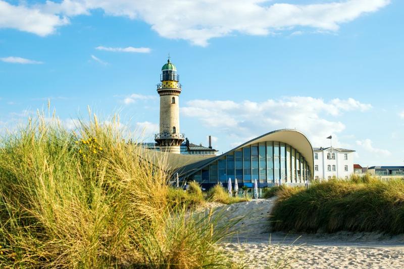 Leuchtturm Warnemünde in den Dünen