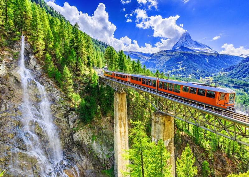 Bergbahn über einen Viadukt in der Schweiz