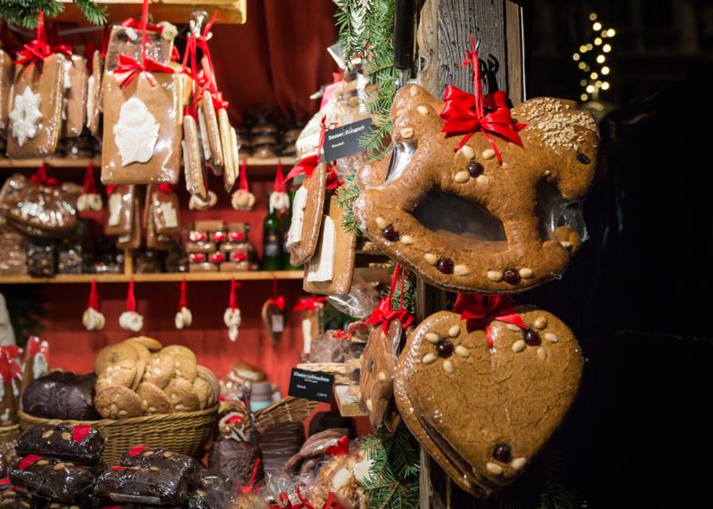 Pfefferkuchen und Lebkuchenherzen am Weihnachtsmarkt