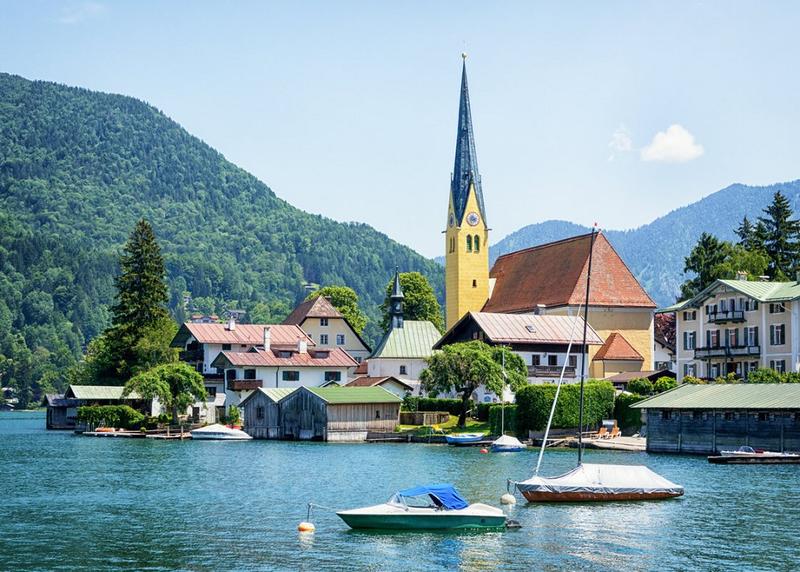 Kirche am See vor Alpenpanorama