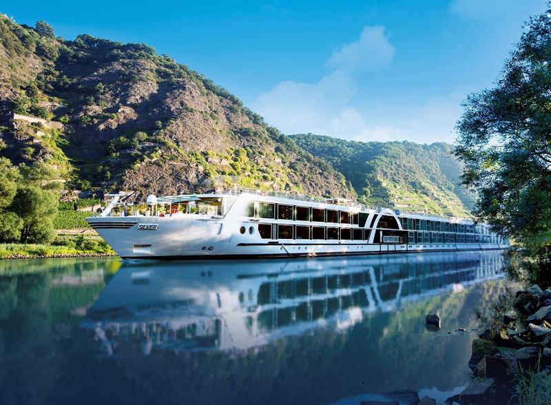 Flusskreuzfahrtschiff in einem Flusstal