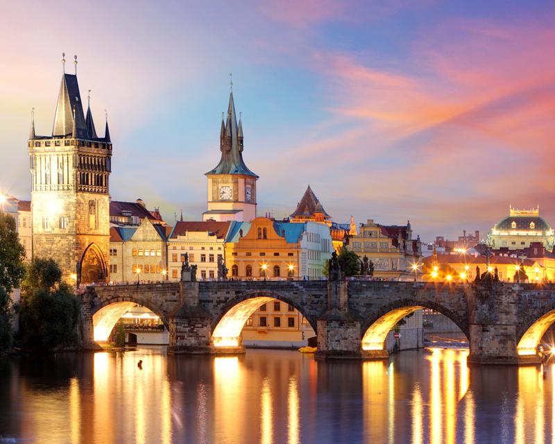 Karlsbrücke in Prag am Abend