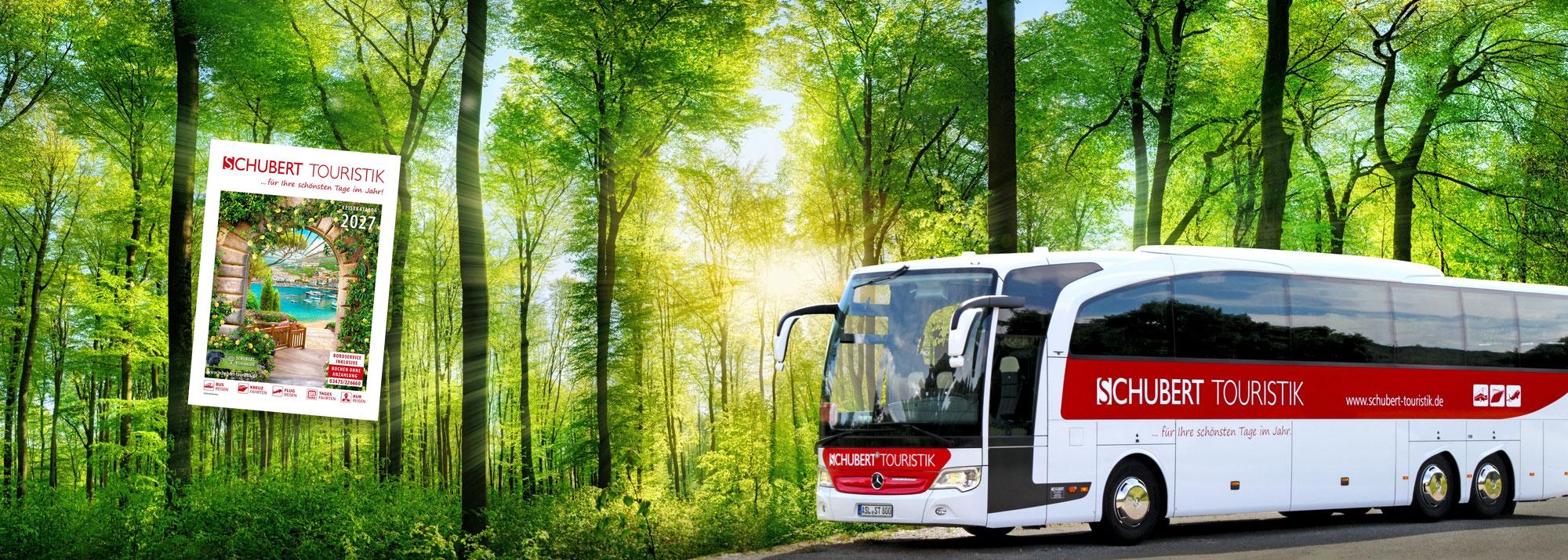 Schubert Touristik Reisekatalog 2027 vor einem Schubert-Reisebus im Wald