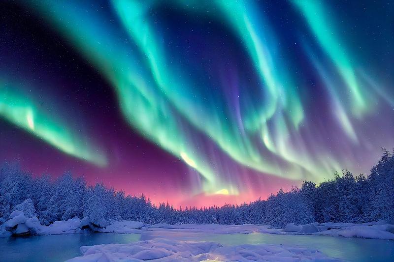 Nordlichter über einem verschneiten Fluss