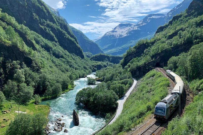 Bahn im norwegischen Flusstal