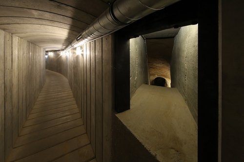 © Berliner Unterwelten e.V. / Holger_HappelTour »Unterirdisch in die Freiheit« Blick vom Besuchertunnel in den historischen Fluchttunnel von 1970/71
