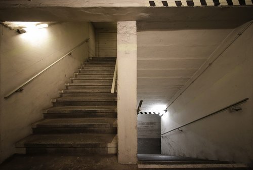 © Berliner Unterwelten e.V. / Holger_HappelTour »U-Bahn, Bunker, Kalter Krieg« Zivilschutzanlage Blochplatz, Zugangstreppe