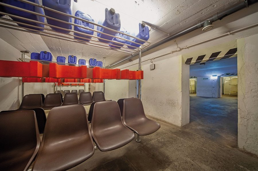 © Berliner Unterwelten e.V. / Frieder_SalmTour »U-Bahn, Bunker, Kalter Krieg« Zivilschutzanlage Blochplatz, Einrichtungsvariante Sitze