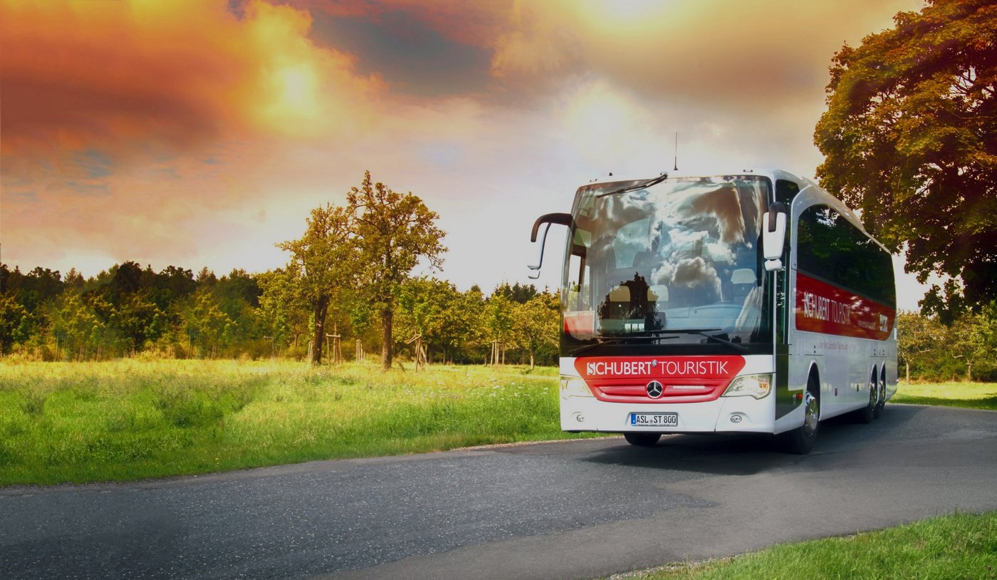 Schubert Touristik Reisebus in der Abendsonne