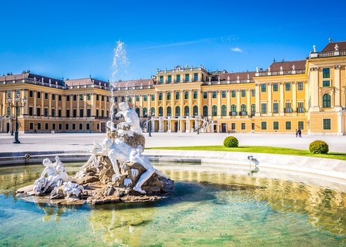 Donauwalzer mit der „MS Amadeus Silver“ Donauwalzer mit der „MS Amadeus Silver“
