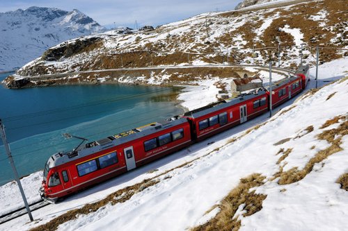 Winterliches Schweizer Bahnerlebnis