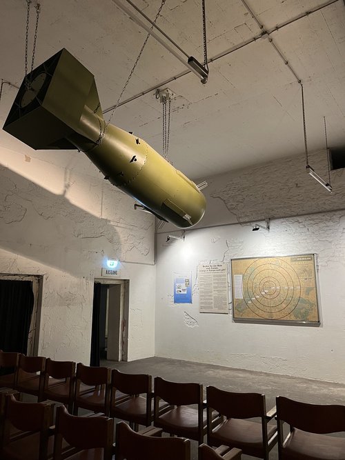 © Berliner Unterwelten e.V. / Franziska_SchultzeTour »U-Bahn, Bunker, Kalter Krieg« Zivilschutzanlage Blochplatz, Karte Auswirkungen einer A-Bombe und 1:1-Modell »Little Boy«