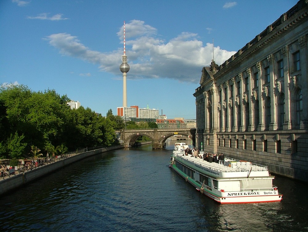 Berlin mit großer Schifffahrt Berlin mit großer Schifffahrt