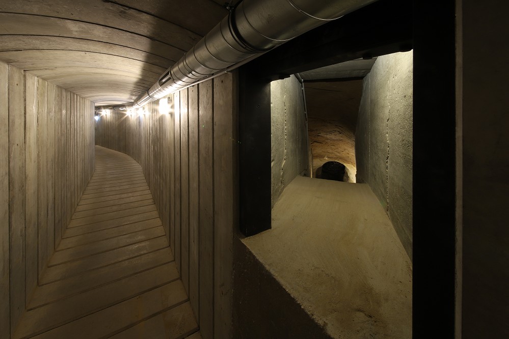 © Berliner Unterwelten e.V. / Holger_HappelTour »Unterirdisch in die Freiheit« Blick vom Besuchertunnel in den historischen Fluchttunnel von 1970/71
