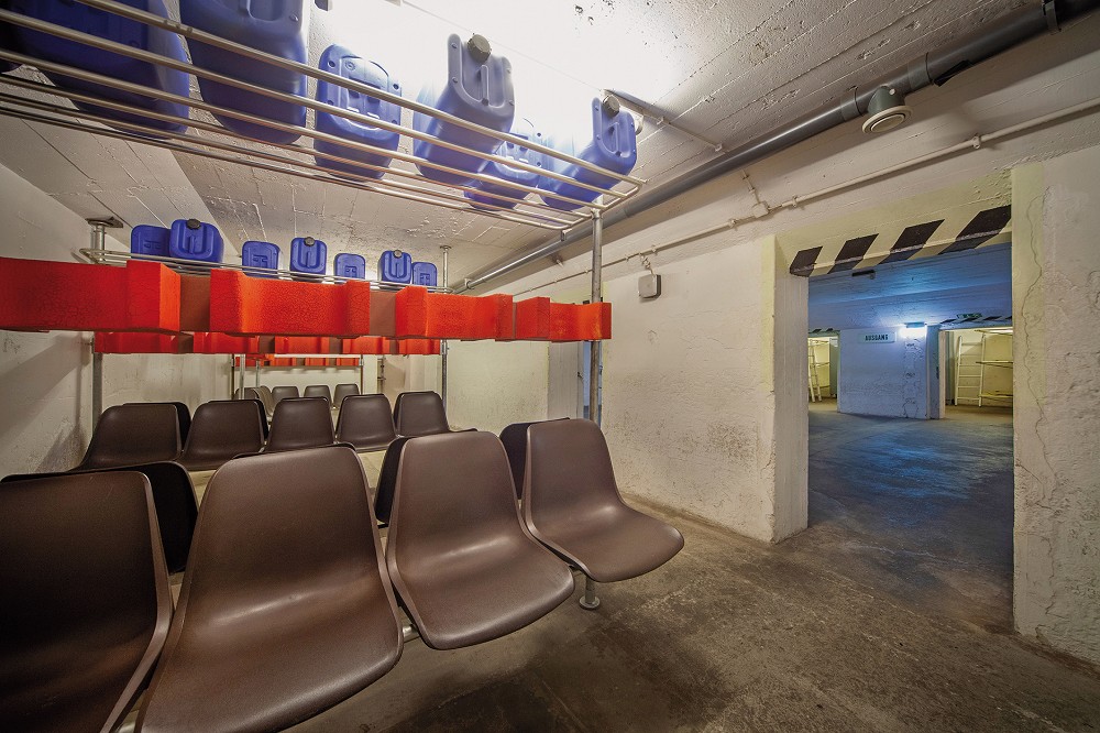 © Berliner Unterwelten e.V. / Frieder_SalmTour »U-Bahn, Bunker, Kalter Krieg« Zivilschutzanlage Blochplatz, Einrichtungsvariante Sitze