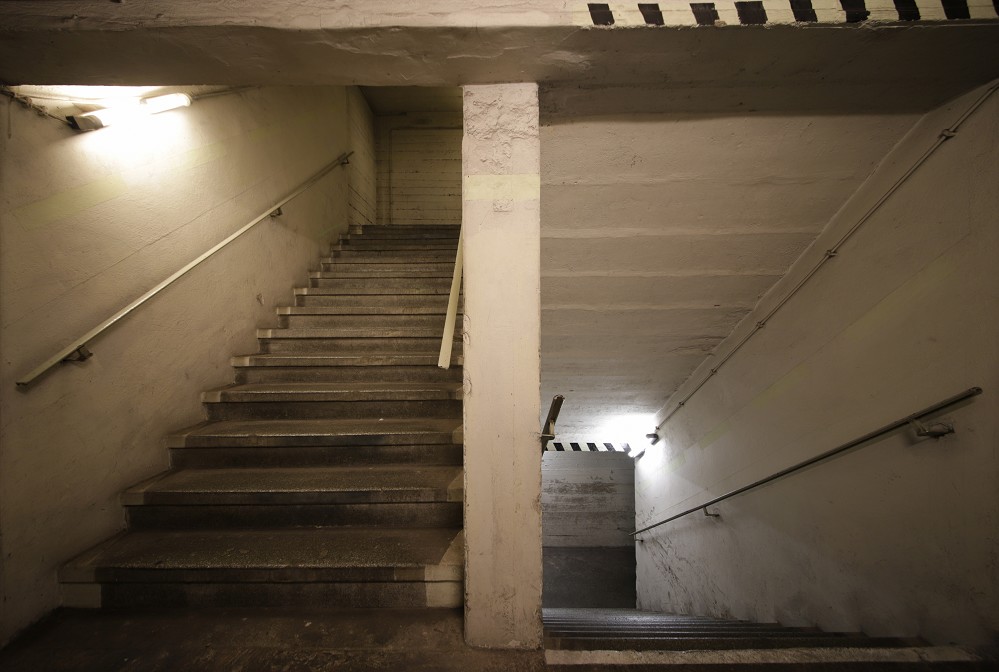 © Berliner Unterwelten e.V. / Holger_HappelTour »U-Bahn, Bunker, Kalter Krieg« Zivilschutzanlage Blochplatz, Zugangstreppe